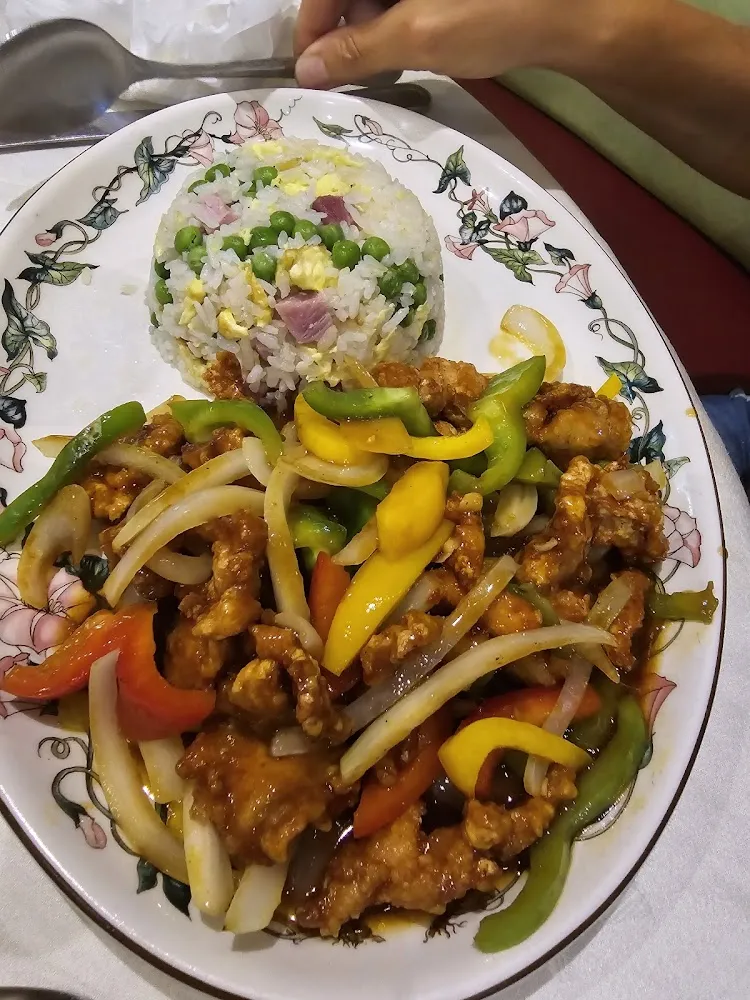 Crevettes Géantes À la Sauce Piquante Riz Cantonais